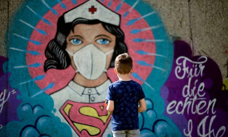 Os grafiteiros dão seu recado em diversos muros de cidades do Mundo, com a pandemia de tema