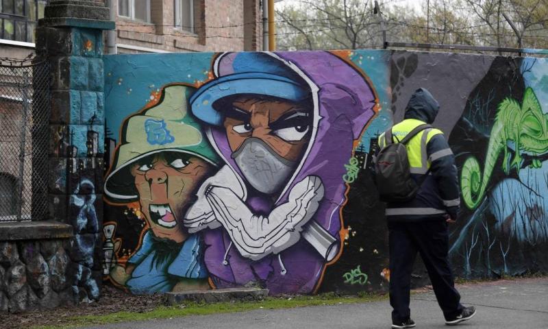  Com a pandemia de tema, grafiteiros pintam muros de cidades no Mundo nesse tema