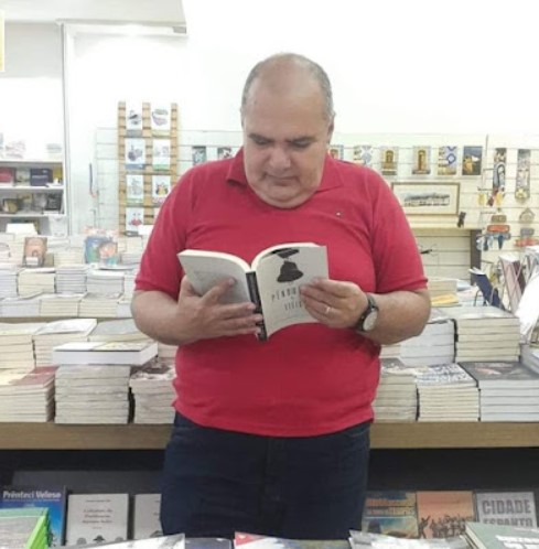 Acadêmico, da Academia Poética Brasileira: escritor e poeta Antonio Guimarães