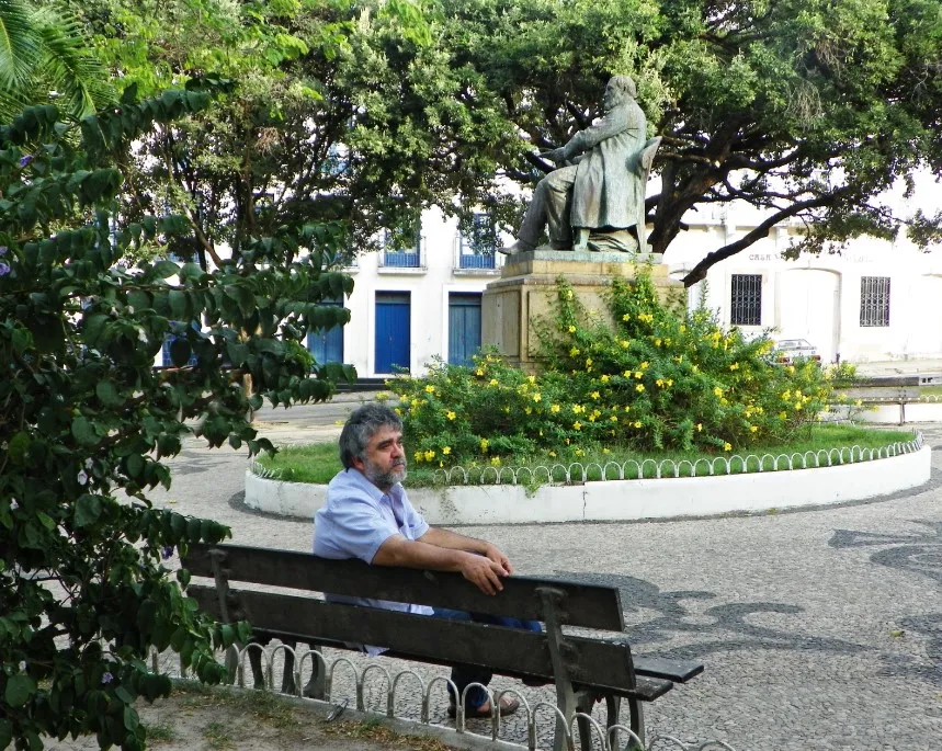 “HOMEM SENTADO NA PRAÇA JOÃO LISBOA”. Luis Augusto Cassas