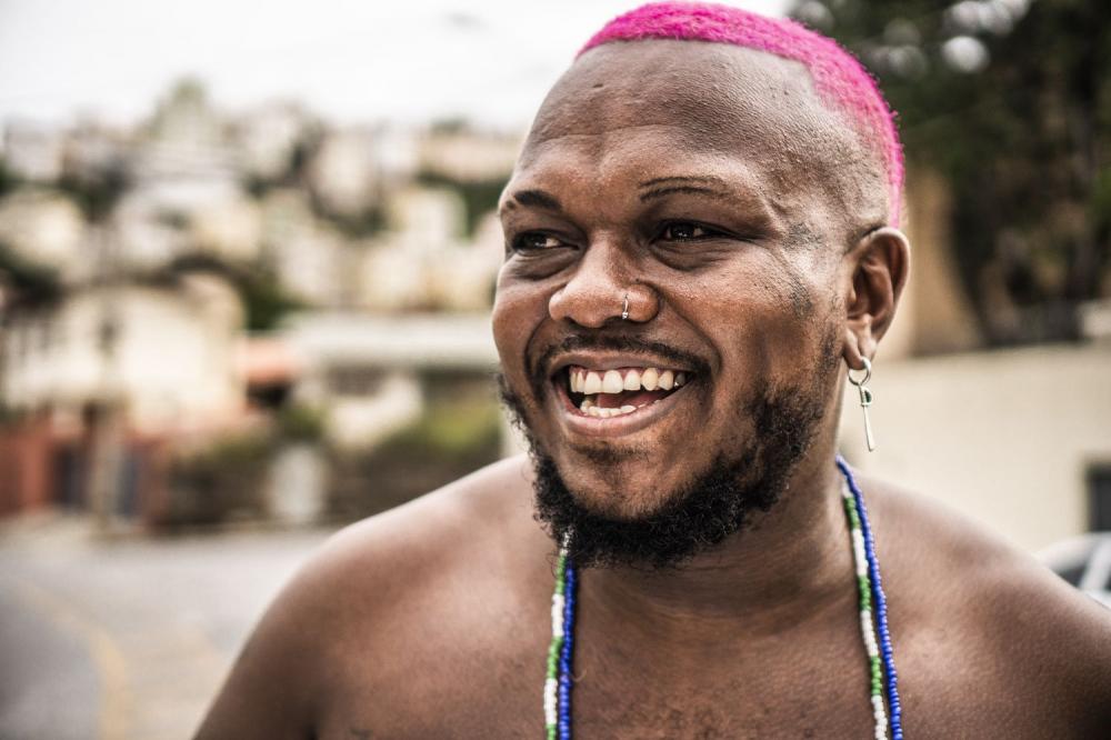 Djonga: “Uma hora você quer pegar no revólver, outra hora quer ler um livro, até entender seu caminho”