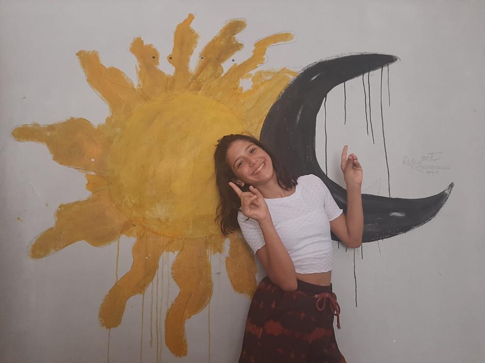 As inúmeras conotações humanísticas no Crayon da maranhense artista Rafisa Serra Caldas Motta