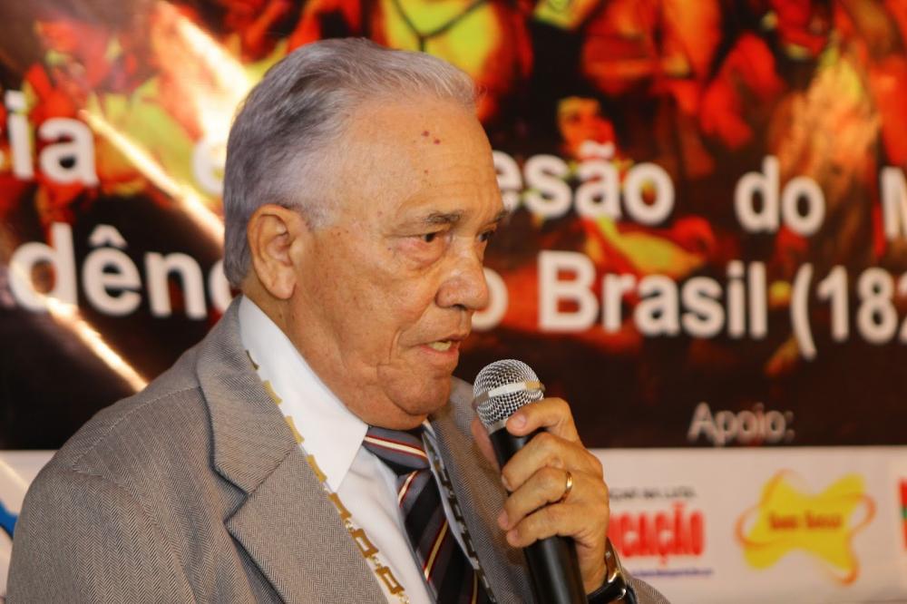Mestre Edomir de Oliveira, homenageado por sua anfitriã quando da posse no IHGM