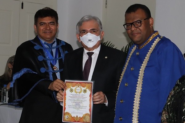 Reitor Natalino Salgado é outorgado com a comenda Benfeitor Cultural da Humanidade