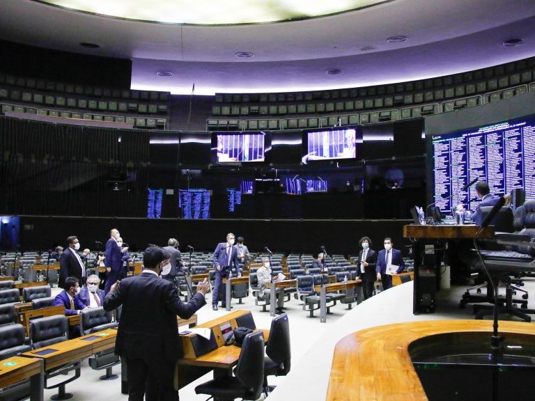 Câmara aprova urgência para projeto que regulamenta bula digital de medicamentos