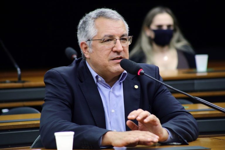 Após 40 anos do primeiro caso, epidemia de HIV/aids ainda mata brasileiros
