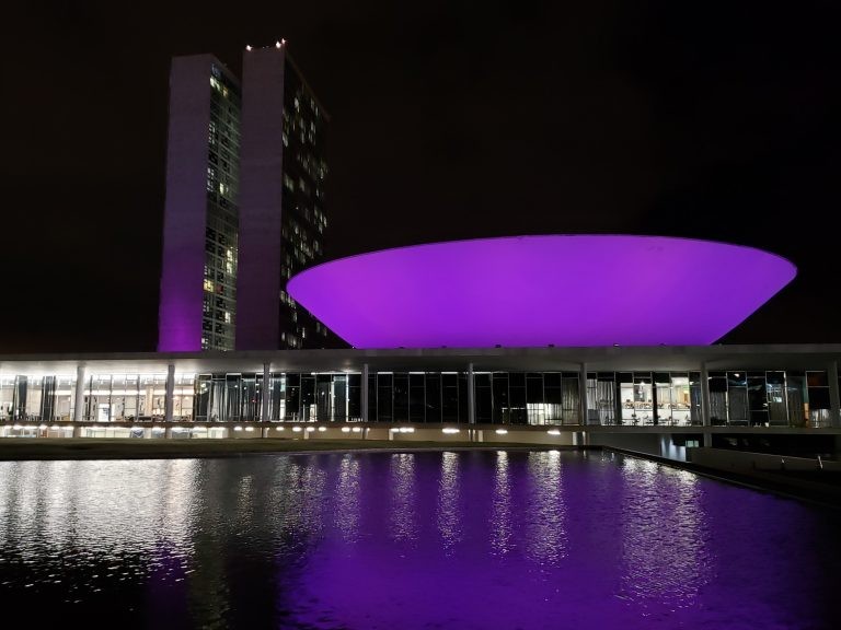 Congresso recebe iluminação roxa como alerta para violência contra mulheres com deficiência