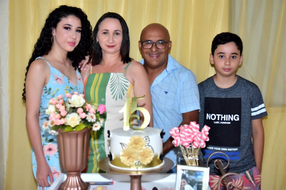 Sara Monteles completa 15 anos e recebe amigos e família para o evento