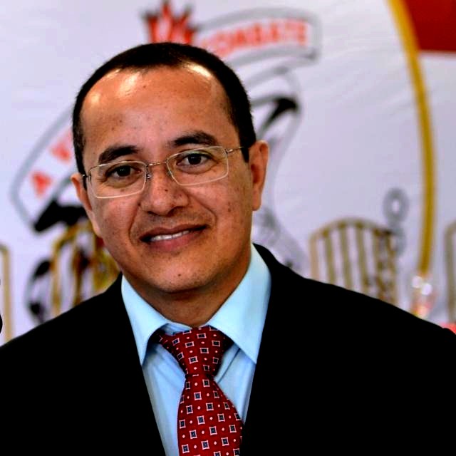 Professor Marcos Fábio estreia em grande estilo no Facetubes, com o texto (@)
