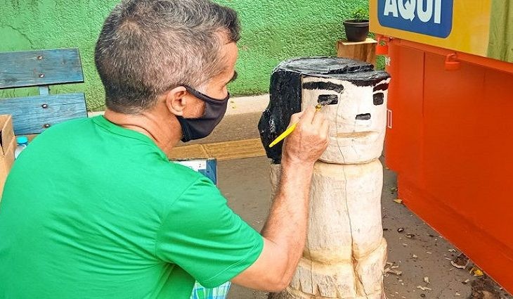 Tronco de árvore no Centro de Campo Grande dá vida a Bugrinho pelas mãos do artista Mariano Neto