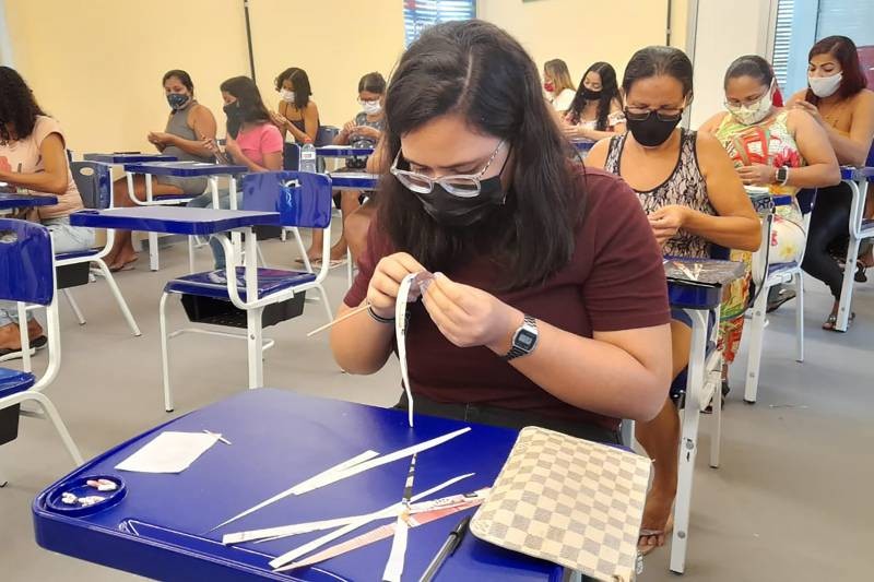 Produção de eco bijuterias embelezam e geram renda às mulheres da Cabanagem