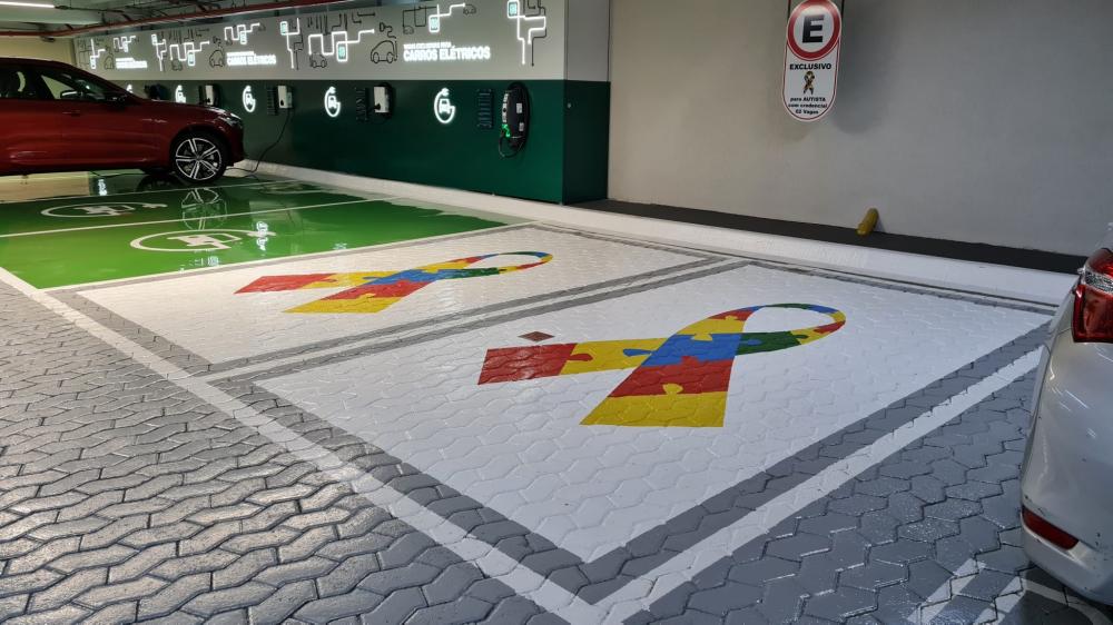Park Shopping Barigui, em Curitiba, criou duas novas vagas de estacionamento destinadas às pessoas autistas 