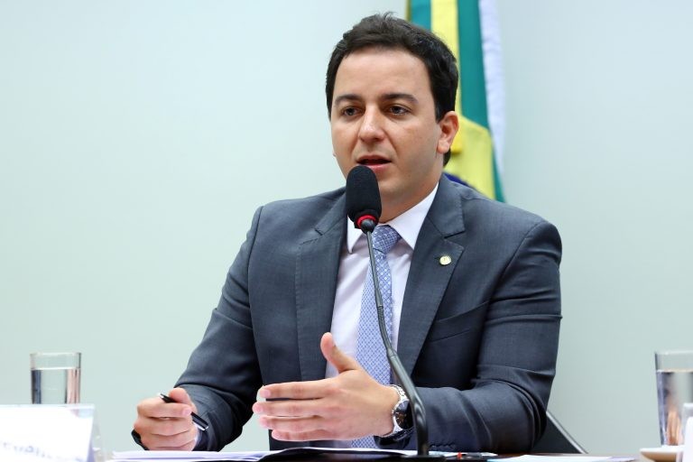 Projeto pune quem parar o veículo para brigar no trânsito