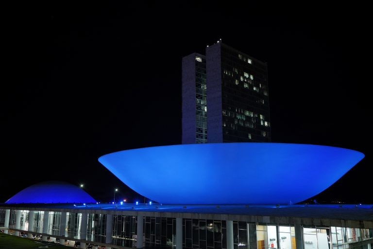 Congresso ganha iluminação azul para lembrar o Dia Mundial da Audição