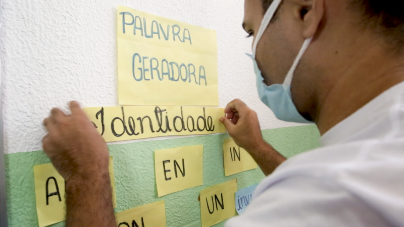 Alfabetização de internos possibilita ingresso no mundo das letras e acesso à dignidade
