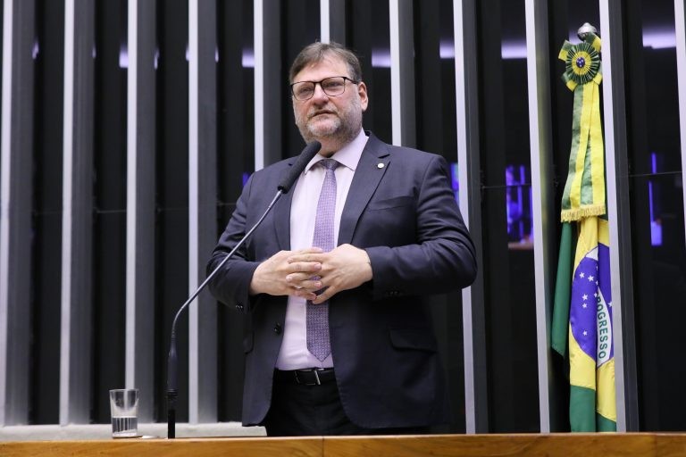 Projeto obriga escolas e universidades públicas a garantirem acessibilidade às pessoas com nanismo
