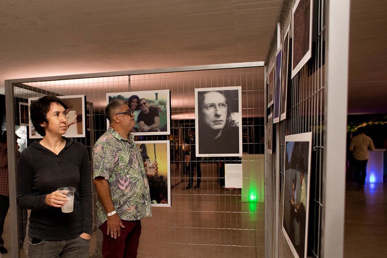 Exposição de fotos no vão livre do MON mostra os 30 anos do Festival de Teatro de Curitiba