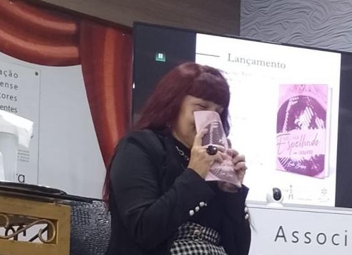 Em grande evento, a acadêmica APB LINDA BARROS recebe o carinho dos amigos por mais um livro
