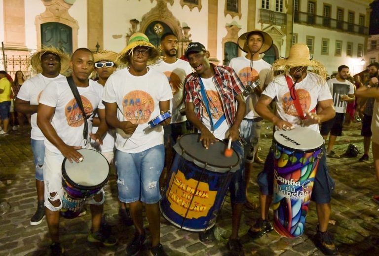 Grupos de samba junino fazem arrastões pelas ruas do Pelourinho