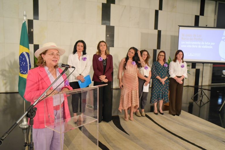 Congresso lembra Agosto Lilás e comemora 16 anos da Lei Maria da Penha