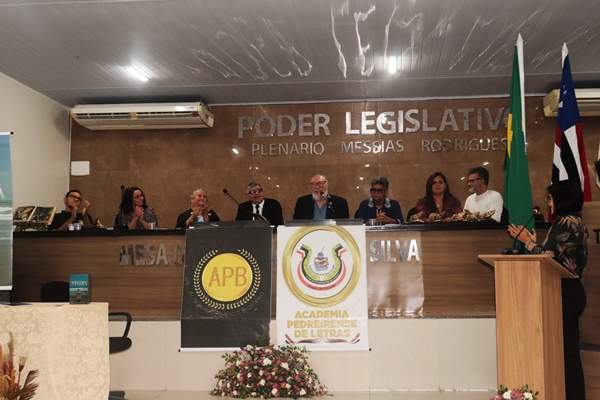 Pedreiras: Poeta Maria do Socorro Menezes lança “Relicário de Maria” em noite de justas homenagens