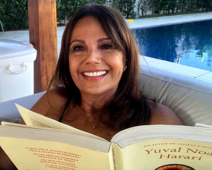 Poeta Angela Hadade estreia com poemas fortes na plataforma do Facetubes