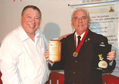 Osvaldo Rocha fala sobre a SOAMAR/MA. Na foto, quando o condecorei com a Medalha do Comitê Internacional Italiano (Portal Aqui Brasil)