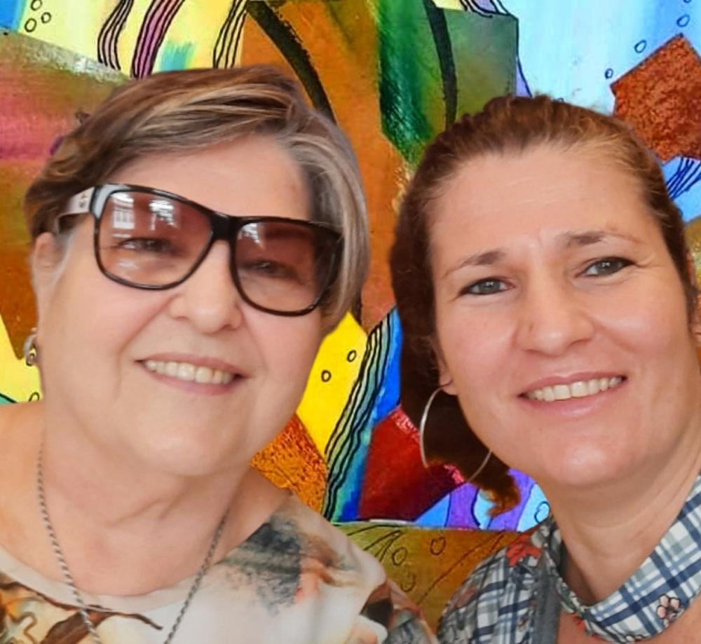 Joema Carvalho constrói poemas em cima das telas coloridas da mãe, Maria Cristina Mortean