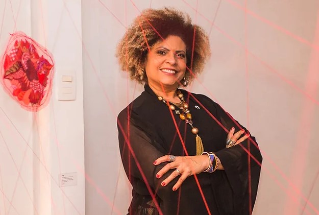 Premiada artista Claudia Lara concedeu entrevista a TV Artesanal, do Facetubes
