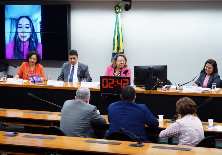 Mães de pessoas com deficiência e/ou doenças raras pedem programas públicos de apoio