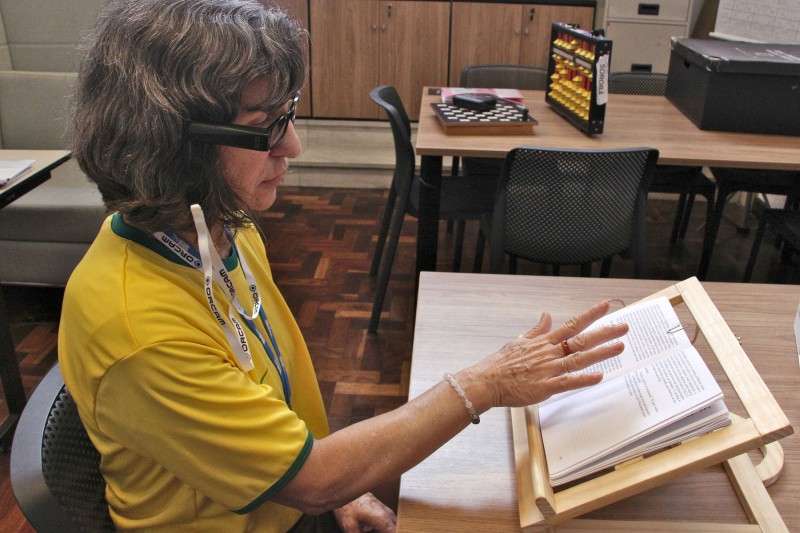 Biblioteca Pública promove semana de acessibilidade para pessoas com deficiência visual