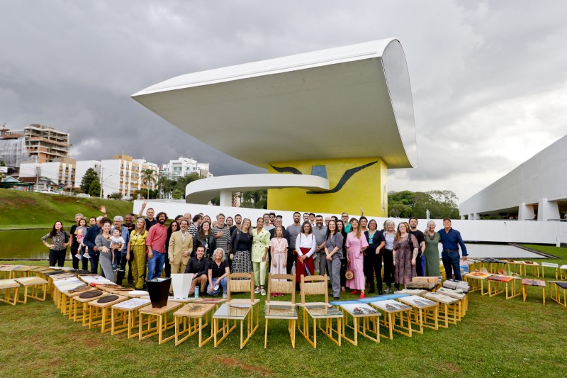 Exposição de 60 artistas, “Terzo Paradiso” está no gramado do Museu Oscar Niemeyer
