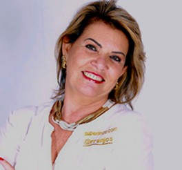 Raquel Superlinda é jornalista e youtuber. Costuma viajar o Mundo e contar histórias
