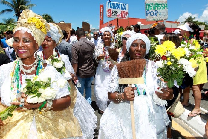 Governador Jerônimo Rodrigues participa da Lavagem de Itapuã, em Salvador