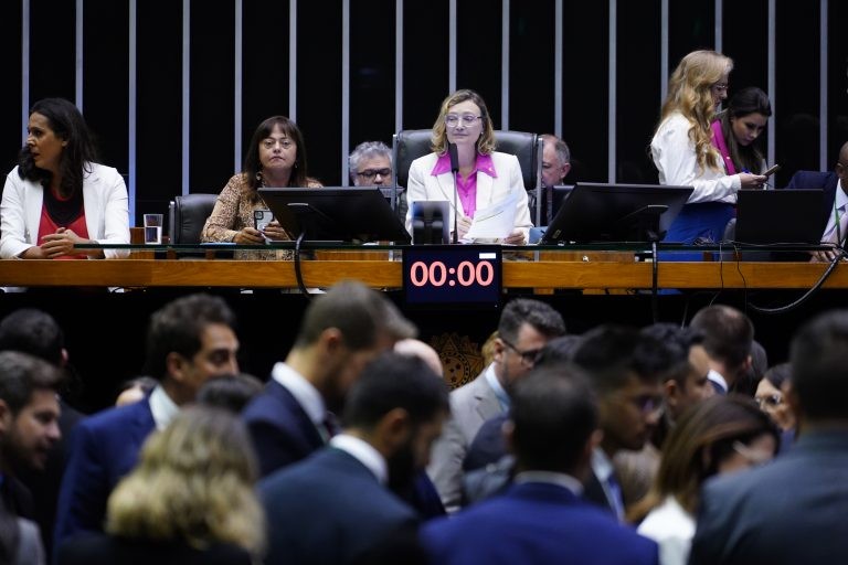 Aprovada urgência para projeto que destina pensão a crianças e adolescentes filhos de mães vítimas de feminicídio