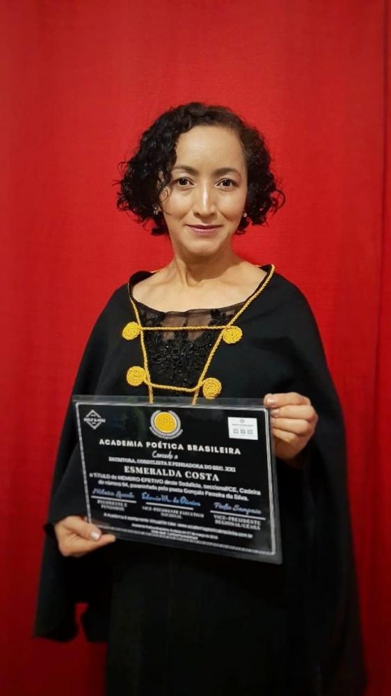 Poeta e cordelista Esmeralda Costa toma posse na Academia Poética Brasileira, seccional CE