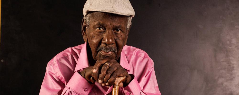 Conheça o poeta negro de 92 anos comparado a Drummond e João Cabral