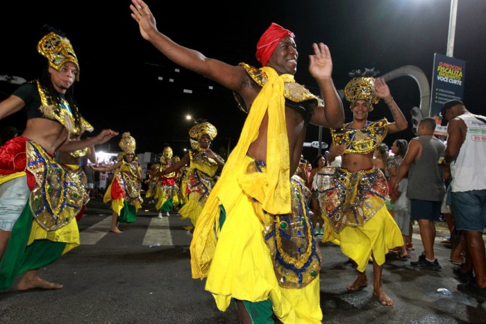 Com patrocínio do Governo do Estado, blocos de matriz africana levam axé ancestral ao circuito da Micareta de Feira