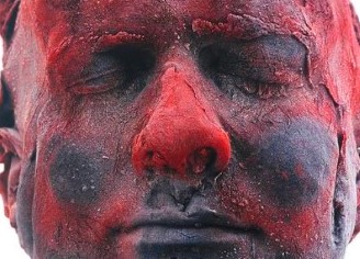 Artista utiliza seu próprio sangue como material para criar suas obras excepcionais