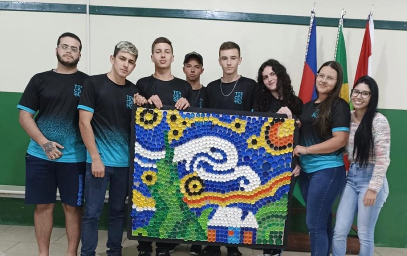 Arte de Van Gogh é reproduzida com tampinhas de garrafa pet