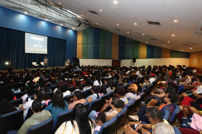 Formação do Mais Infância reúne educadores no Teatro da Uneb e aborda o bicentenário da independência do Brasil na Bahia