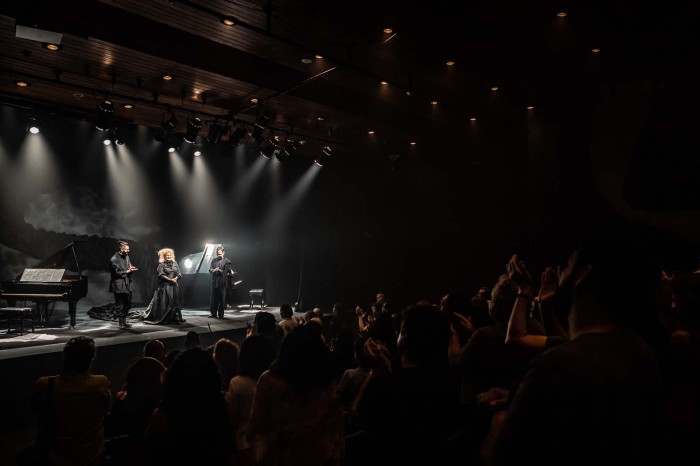 Em cena com “A Aforista”, atriz Rosana Stavis tem história com o Teatro Zé Maria