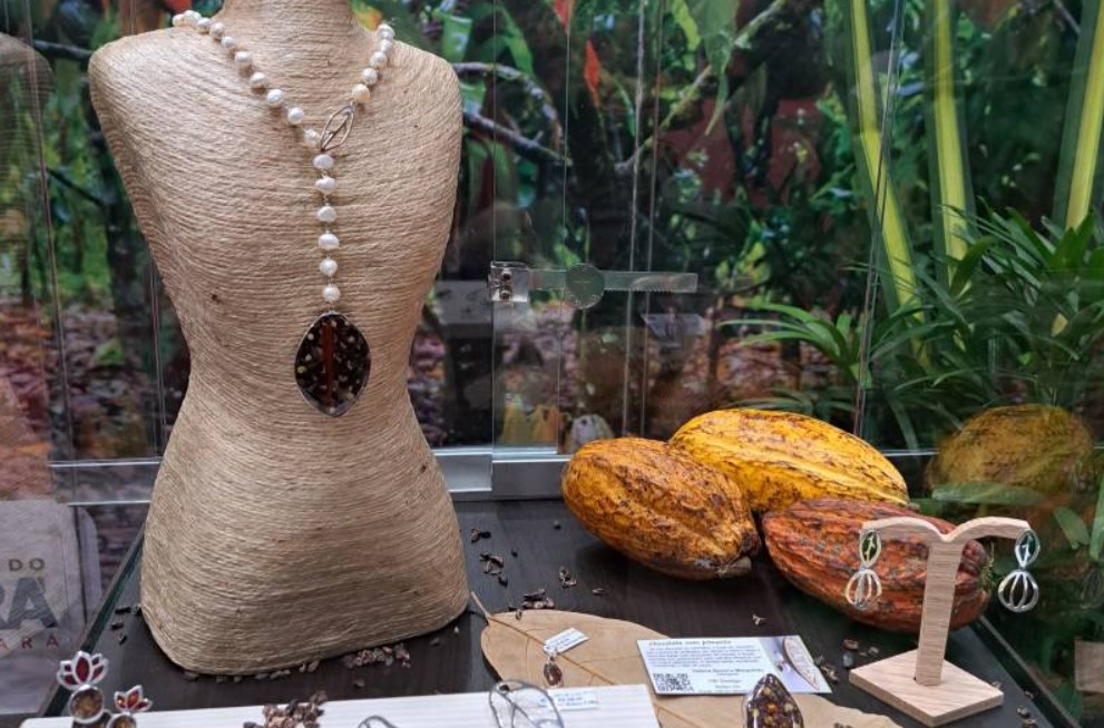 Joias com chocolate atraem o público no Festival Internacional do Cacau