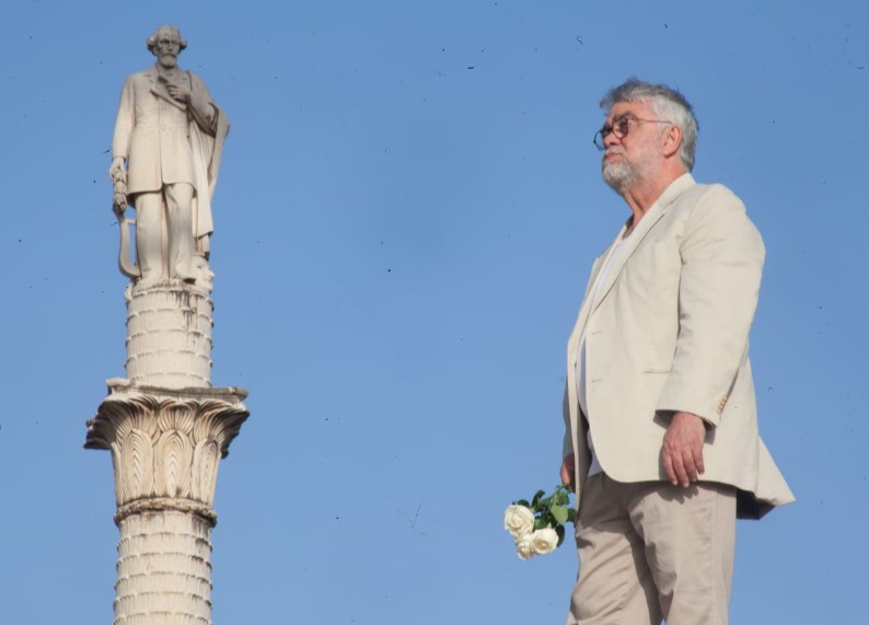 Poeta Luis Augusto Cassas deposita três rosas brancas aos pés da estátua de Antonio Gonçalves Dias