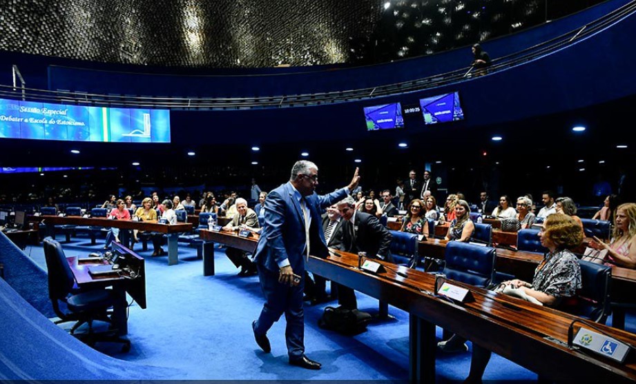 Filosofia tem soluções para desafios no país, dizem convidados de sessão especial 