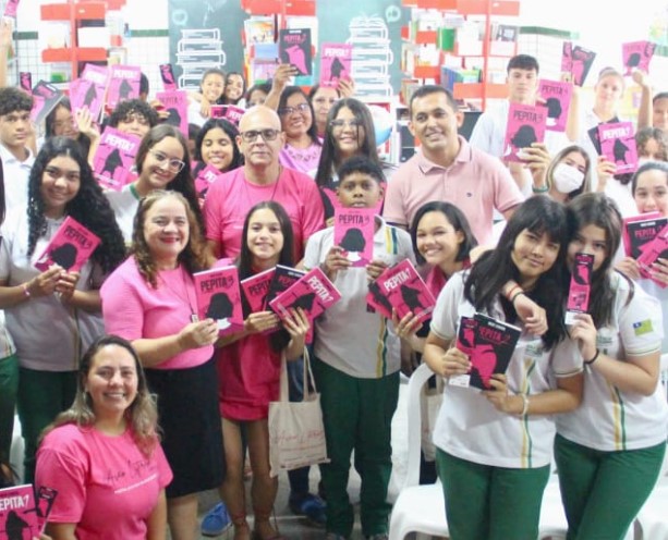 Estudantes usam o teatro para dar vida a livro sobre 'bullying' e emocionam autor Mar'Junior 