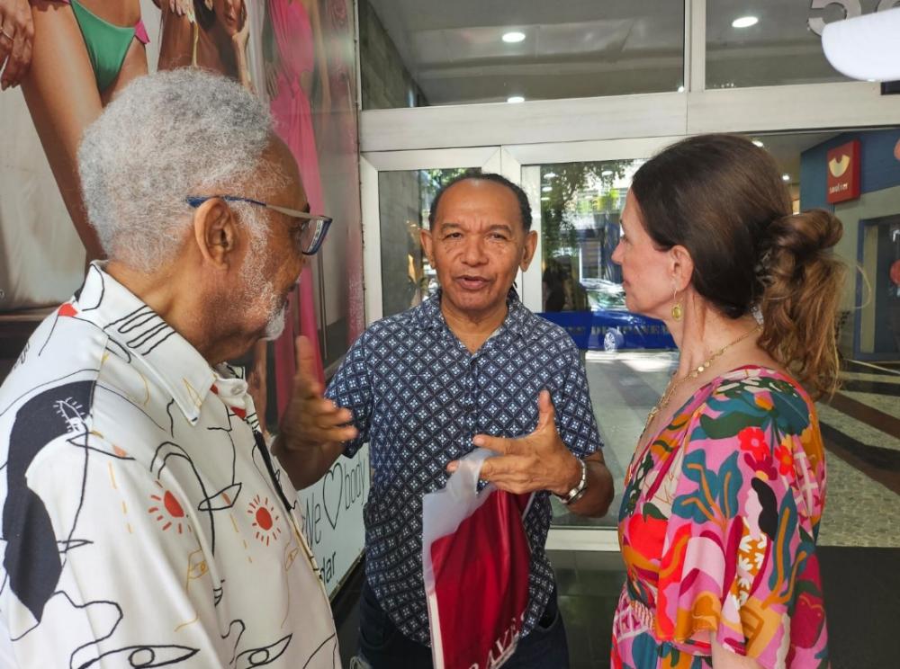 Memórias: anos depois, na Travessa de Ipanema, Rio, encontro fortuito reuniu Salgado, Gil e Flora.