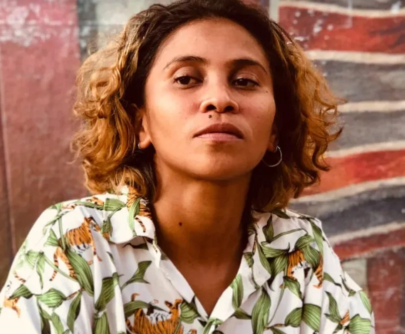 Atos de felicidade: Gê Viana, a artista que corta imagens coloniais à facão