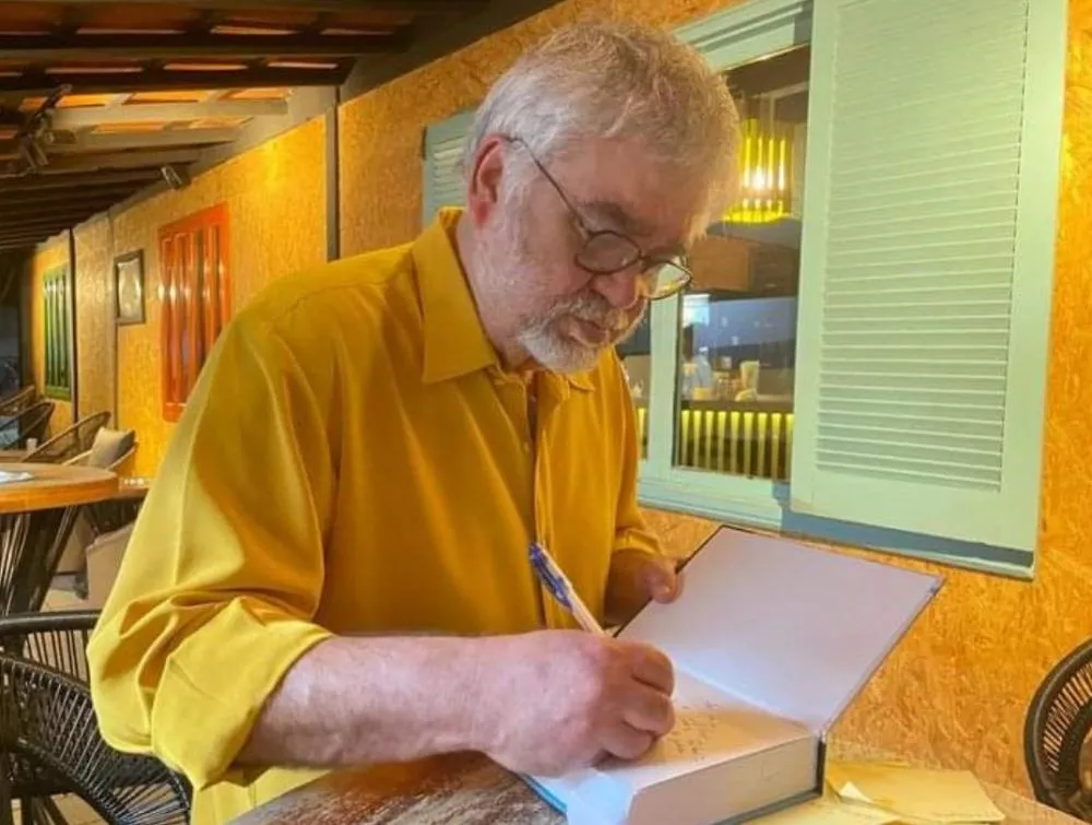 A palavra do poeta Luis Augusto Cassas