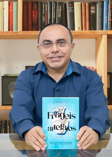 Meu dilema ao ler e reler “Frágeis Artefatos”, do poeta Rogério Rocha